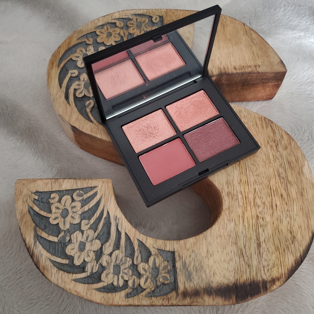 Quad Eyeshadow Palette with Pink and Brown Shades